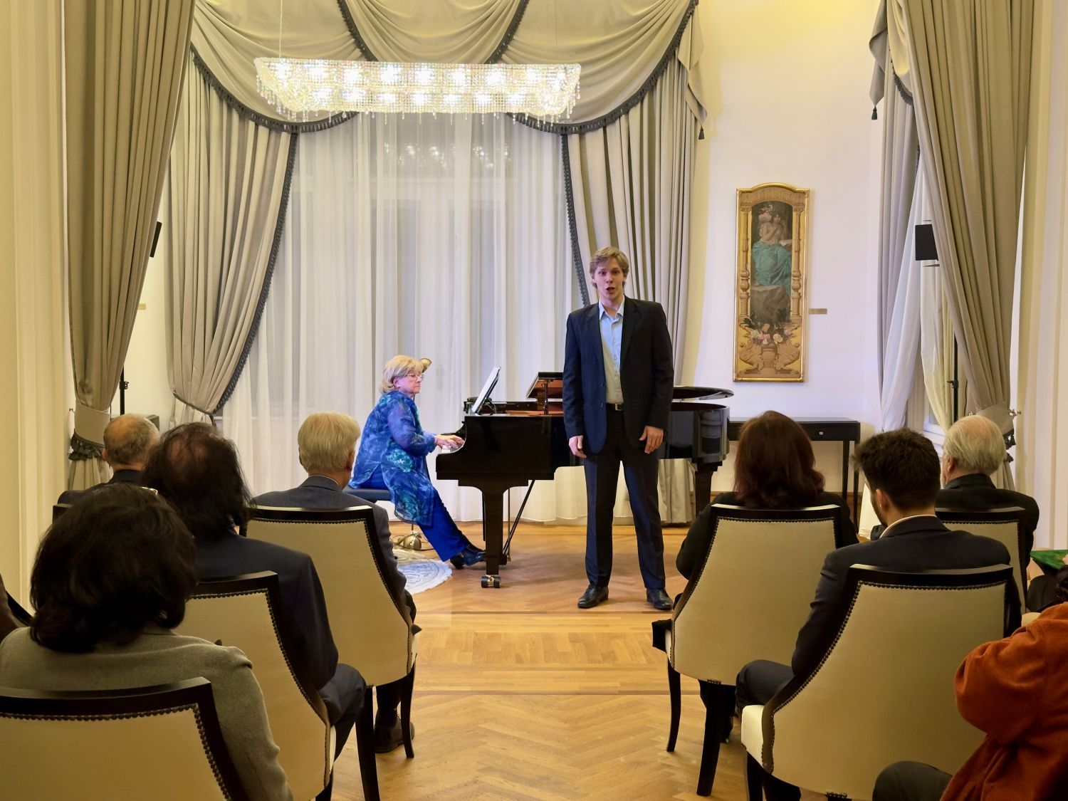 Bán Balázs fiatal basszbariton dalestje szerepelt a Ligetparti esték sorozat 2025. november 26-ai koncertjének műsorán