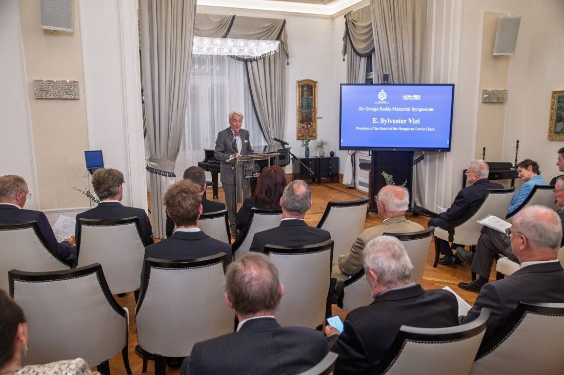 Sir George Radda Emlékszimpóziumot rendezett a Magyar Corvin-lánc Testület és a HUN-REN Magyar Kutatási Hálózat – tisztelgés egy tudományos lángelme előtt