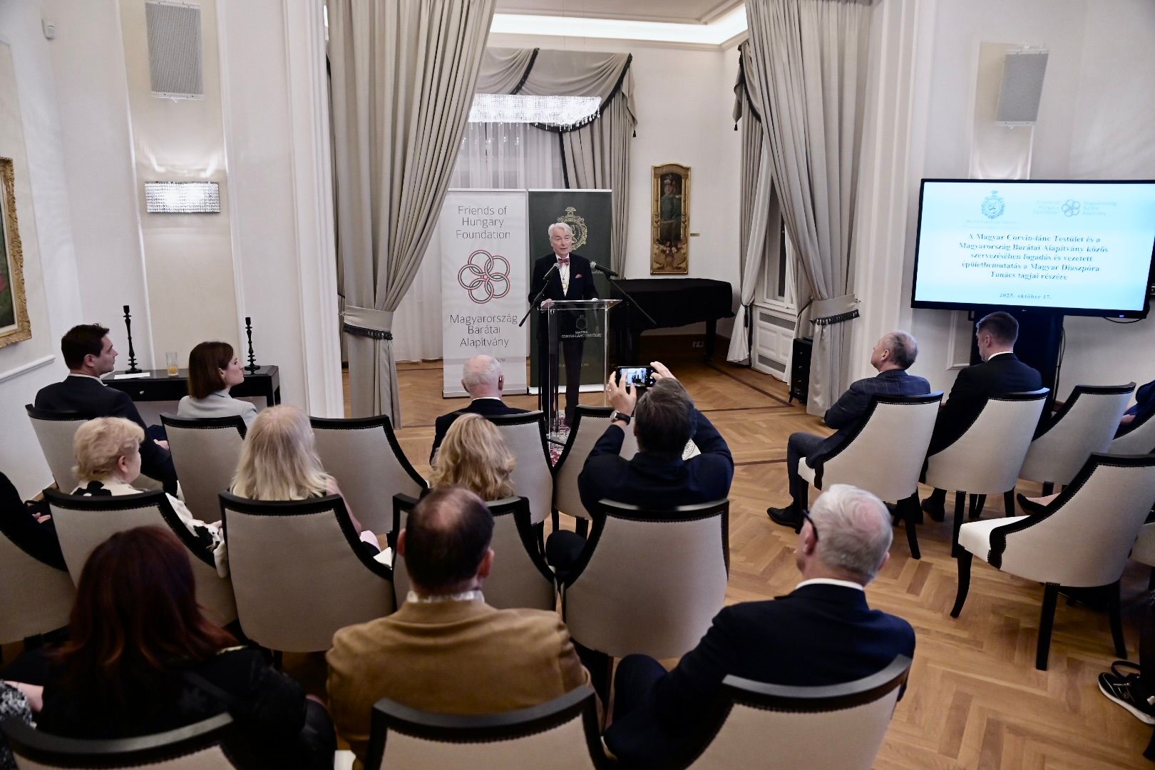 A Magyar Diaszpóra Tanács tagjai részére szervezett vezetett épületbemutatással egybekötött fogadást tartott a Magyar Corvin-lánc Testület és a Magyarország Barátai Alapítvány 2025. október 17-én