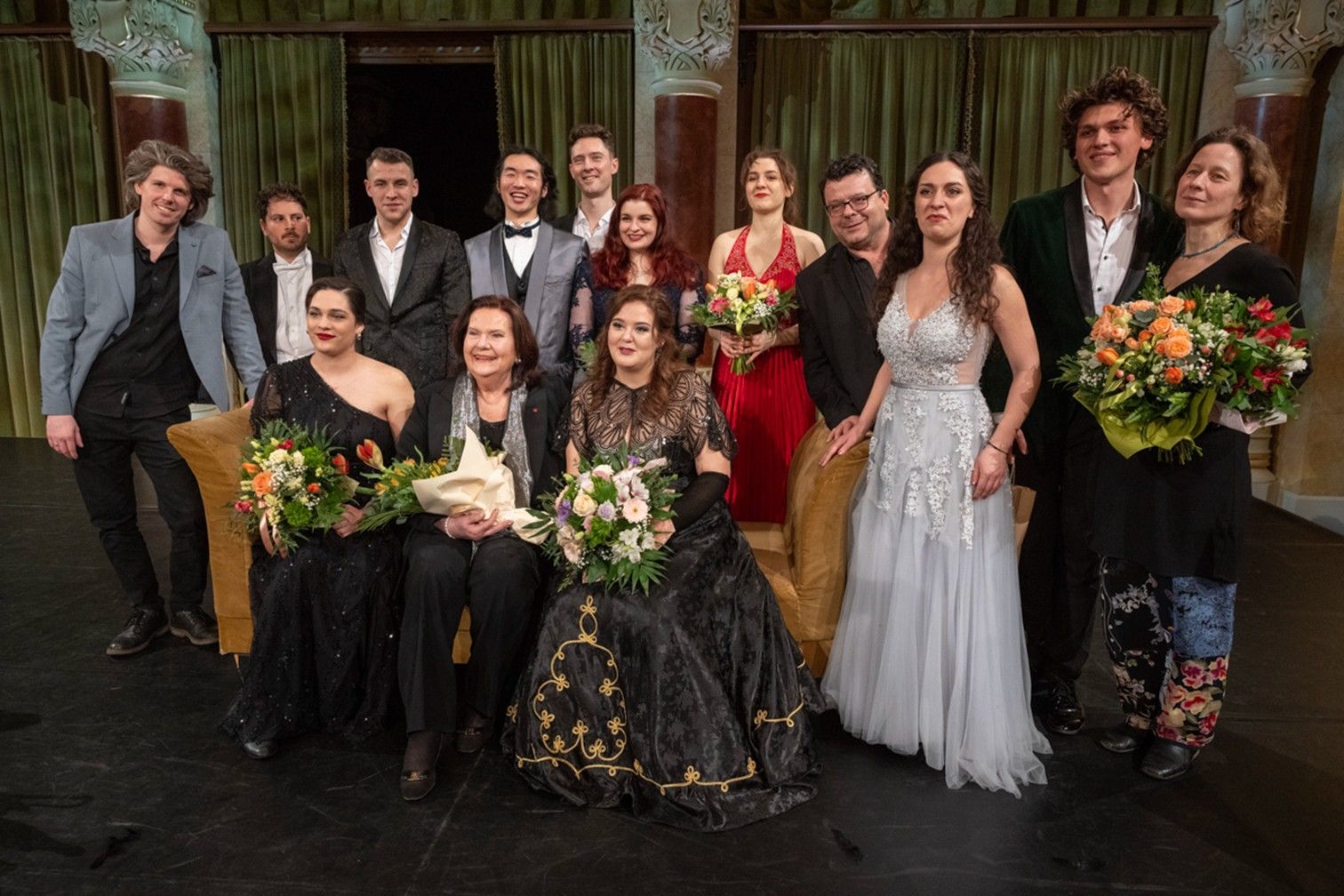 Óriási sikert aratott a Magyar Művészeti Akadémia és a Magyar Corvin-lánc Testület közös szervezésében, a Marton Éva Nemzetközi Operastúdió fiatal tehetségei előadásában bemutatott ifj. Johann Strauss: A denevér című nagyoperett szcenírozott koncertelőadása a Pesti Vigadó Dísztermében