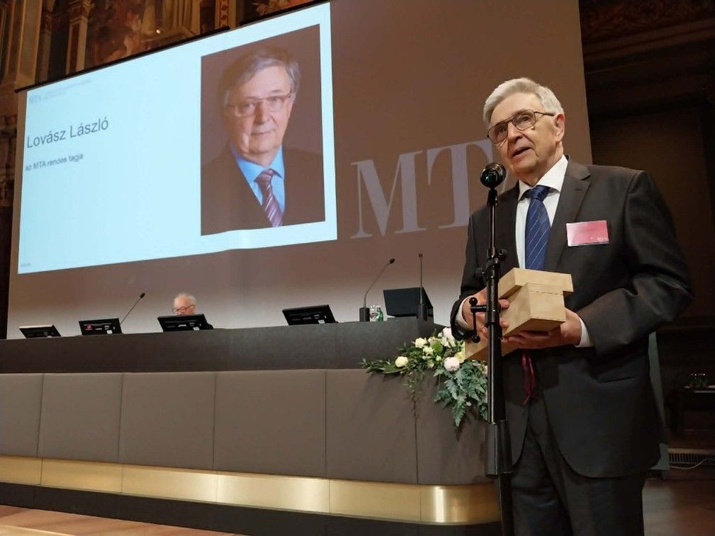 Kimagasló tudományos és tudományszervezői munkája elismeréseként Prof. Lovász László, a Magyar Corvin-lánc Testület tagja vehette át az Akadémiai Aranyérmet az MTA 200. közgyűlésén