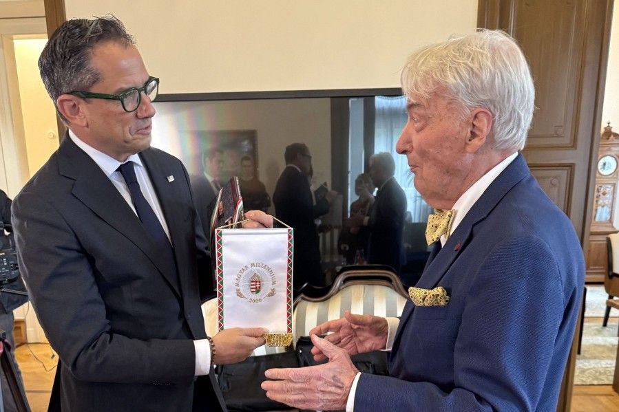 Őexcellenciája Robert Palladinot, az Amerikai Egyesült Államok magyarországi ideiglenes ügyvivőjét fogadta Prof. Dr. Vizi E. Szilveszter elnök a Roheim-villában