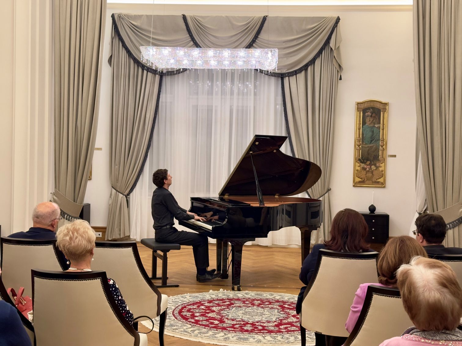 Pellet Sebestyén zongoraművész Magyar és francia impressziók című műsorát hallhatta a közönség a Magyar Corvin-lánc Testület Ligetparti esték sorozatának október 29-ei koncertjén