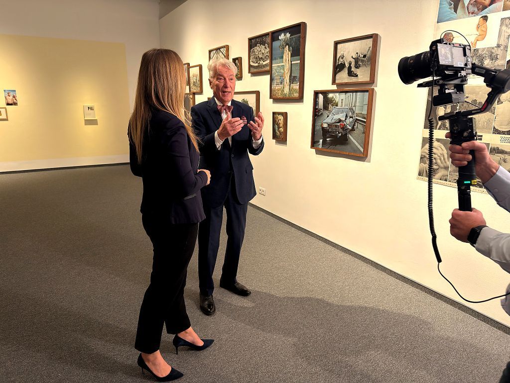 Vizi E. Szilveszter elnök az M5 Kritika című műsorának adott interjút a Capa Központ Metamorphosis című kiállításán az emberi élet változásairól és a természet megújulásáról