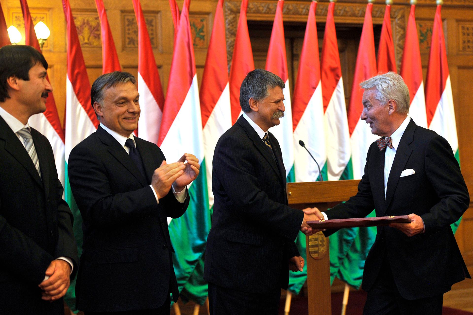 Áder János köztársasági elnök, Orbán Viktor miniszterelnök és Kövér László, az Országgyűlés elnöke átadják a Corvin-lánc kitüntetést Prof. Dr. Vizi E. Szilveszter Széchenyi-nagydíjas és Széchenyi-díjas orvos, agykutató, egyetemi tanár és akadémikusnak az elismerések ünnepélyes átadásán, az Országház Vadásztermében, 2012. május 30-án Fotó: MTI/Kovács Attila